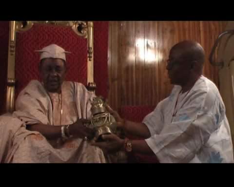 Nosa present Bronze to late Alaafin Oyo